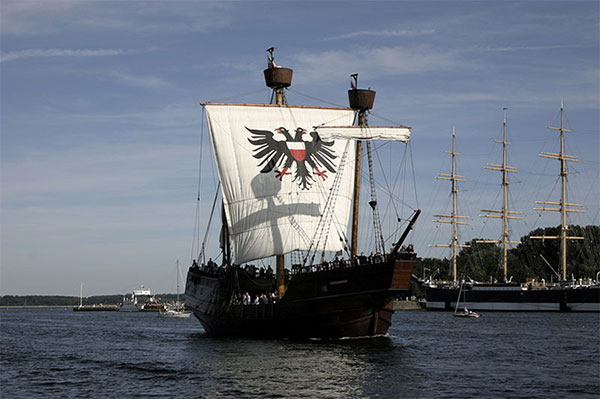 Rekonstruktion af ’Lisa von Lübeck’, et af den hanseatiske ligas største skibe i 1400-tallet, en ”Kraweel” – tysk/nederlandsk for det portugiske ’karavel’. Kanoner var nu en del af krigsførelsen, også til søs, der blev placeret på de karakteristiske forhøjninger, kasteller, for- og agter. 