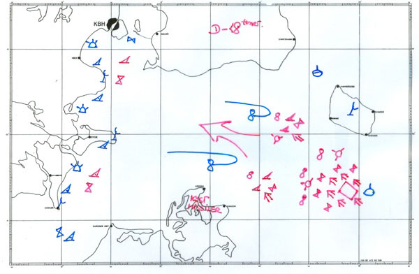  Den fjendtlige invasionsflåde omgivet af eskortefartøjer nærmer sig syd for Bornholm. Langs Sjællands kyst ligger den danske flåde og bevogter de minefelter, som Søværnet har lagt ud. NATO-fly patruljerer over Østersøen, og NATOs ubåde ligger ved Bornholm og observerer fjendens aktiviteter. Symboler på kortet: Timeglas = fregat, hajfinne = torpedomissilbåd, mine = minefelt, ottetal = fly, ring med tre streger = helikopter, ring med en streg = ubåd. Tegning: Pensioneret kommandør Axel Fiedler og www.danmarkidenkoldekrig.dk (vises med tilladelse fra Axel Fiedler)