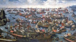 Republikken Venedig og Osmannerriget bekrigede hinanden hele 7 gange i løbet af lidt mere end 300 år. Søslaget ved Lepanto i 1571 (ovenfor) foregik under den 4. venetiansk-osmanniske krig og var med til at stække osmannernes fremmarch. Den danske søhelt Cort Adeler kæmpede i årene 1645-60 med på venetiansk side i den 5. krig, der i 1669 endte med venetiansk nederlag og tabet af Kreta.
