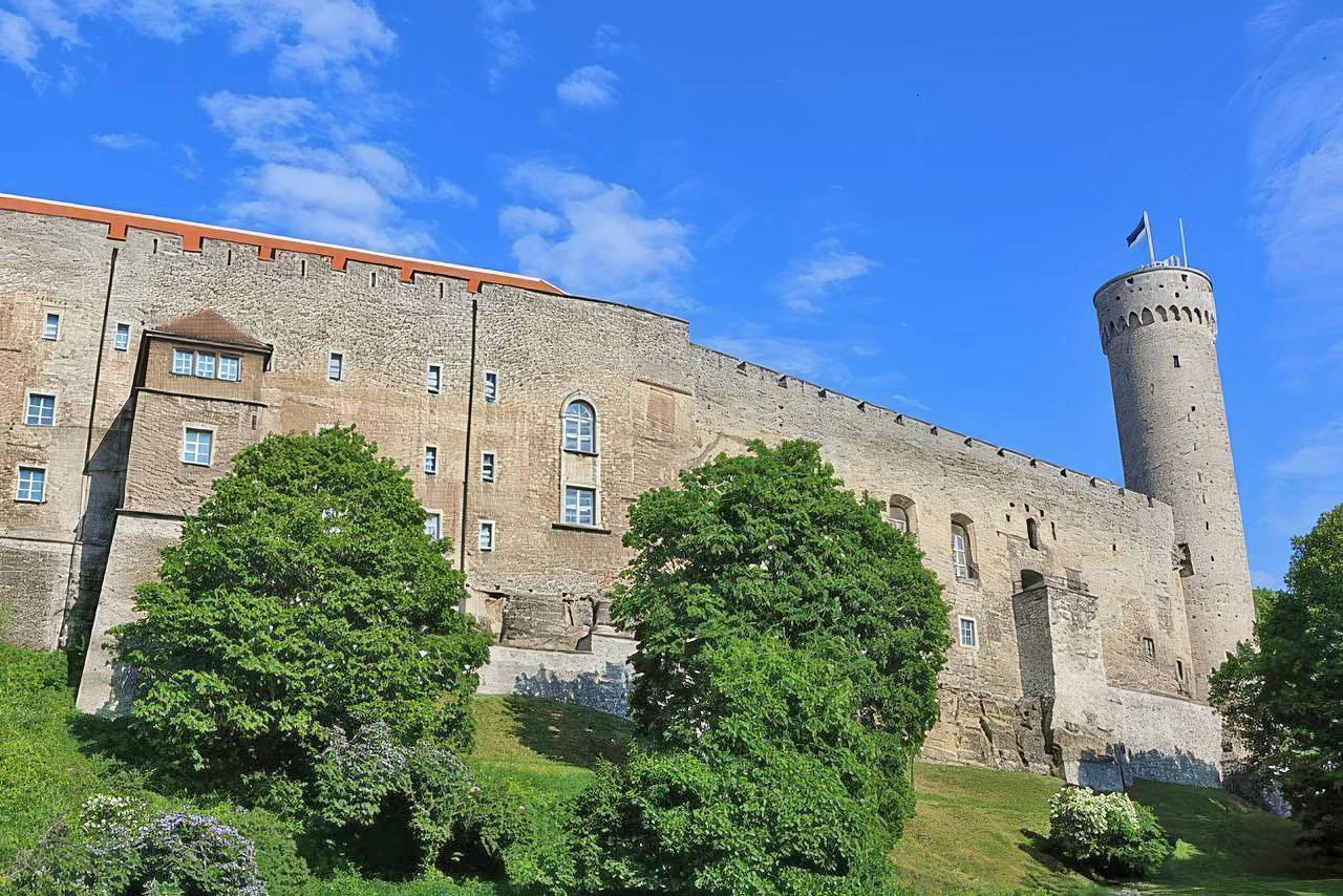 Den tusindtallige bondehær kunne ikke overvinde den danske garnison på borgen i Reval/Tallinn. I krigsårene umiddelbart efter slaget ved Lyndanisse i 1219 udholdt borgen hele fem belejringer.
