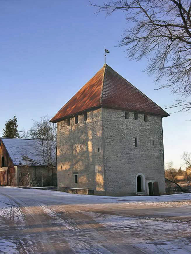 Tilflugtstårn tilhørende det befæstede herresæde Vao lidt øst for Tallinn fra begyndelsen af 1300-tallet. Godser i Estland var både indrettet til forsvar og beboelse, ligesom klostre var bygget som små forter (Wikipedia).