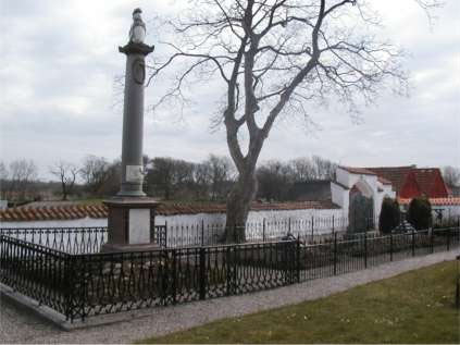 Fællesgraven på Odden kirkegård for de faldne i Slaget ved Sjællands Odde 22. marts 1808. (Foto: Johnny E. Balsved)